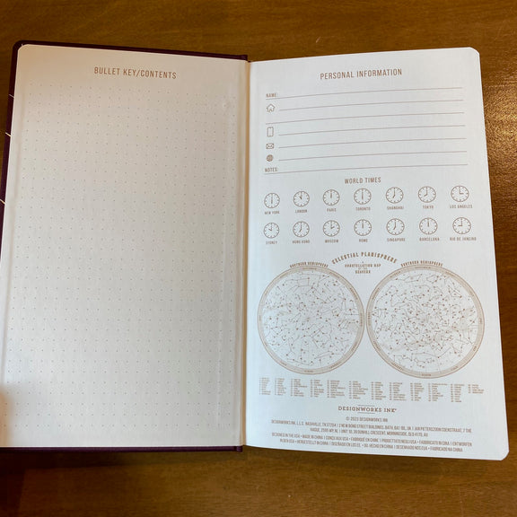 Carnet relié Designworks Ink couverture tissu bordeaux avec planètes dorées du système solaire