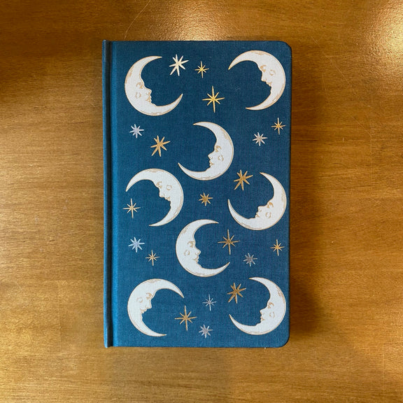Carnet relié Designworks Ink à couverture en tissu bleu profond ornée de lunes et d'étoiles dorées