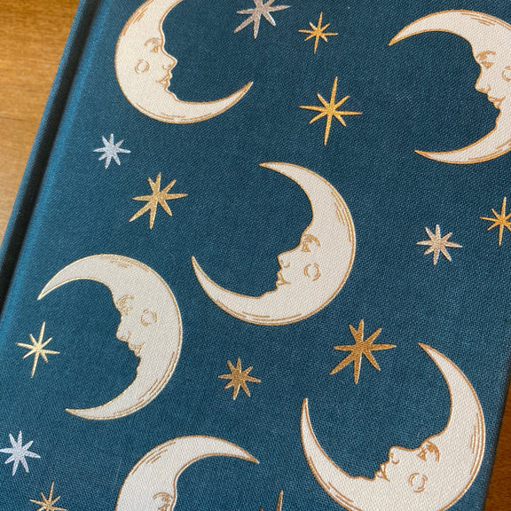 Carnet relié Designworks Ink à couverture en tissu bleu profond ornée de lunes et d'étoiles dorées
