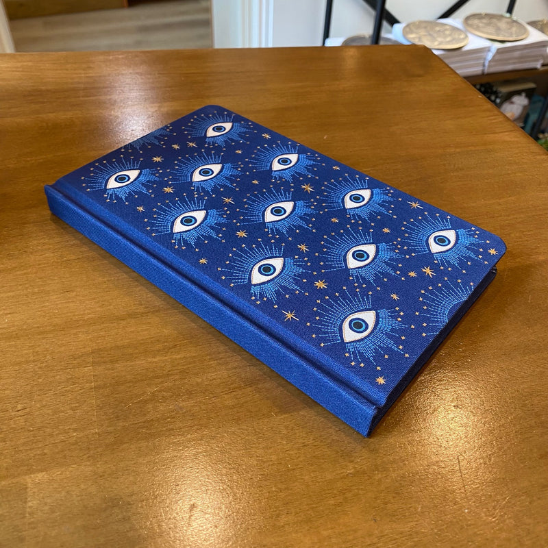 Carnet relié Designworks Ink Starry Eyed, couverture tissu bleu profond aux yeux mystiques dorés
