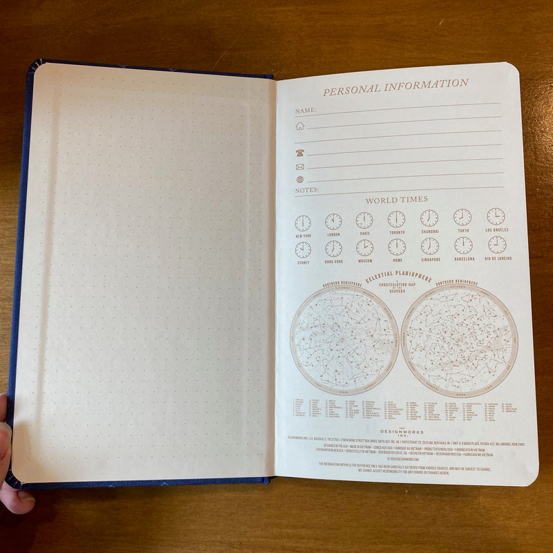 Carnet relié Designworks Ink Starry Eyed, couverture tissu bleu profond aux yeux mystiques dorés