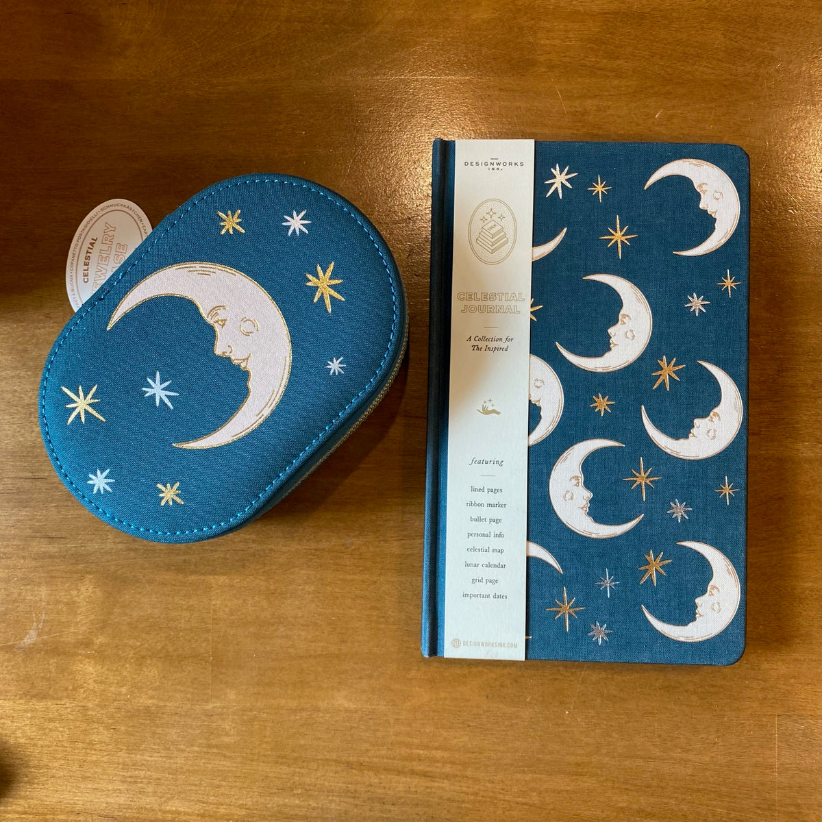 Carnet relié Designworks Ink à couverture en tissu bleu profond ornée de lunes et d'étoiles dorées