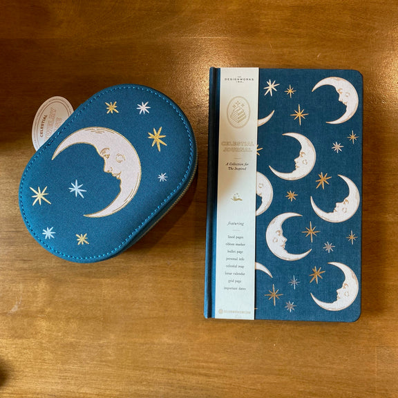 Carnet relié Designworks Ink à couverture en tissu bleu profond ornée de lunes et d'étoiles dorées