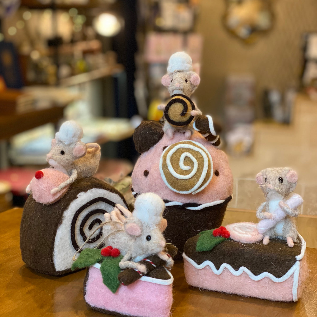 Figurines de Noël en laine feutrée, souris pâtissières sur gâteaux et bûche