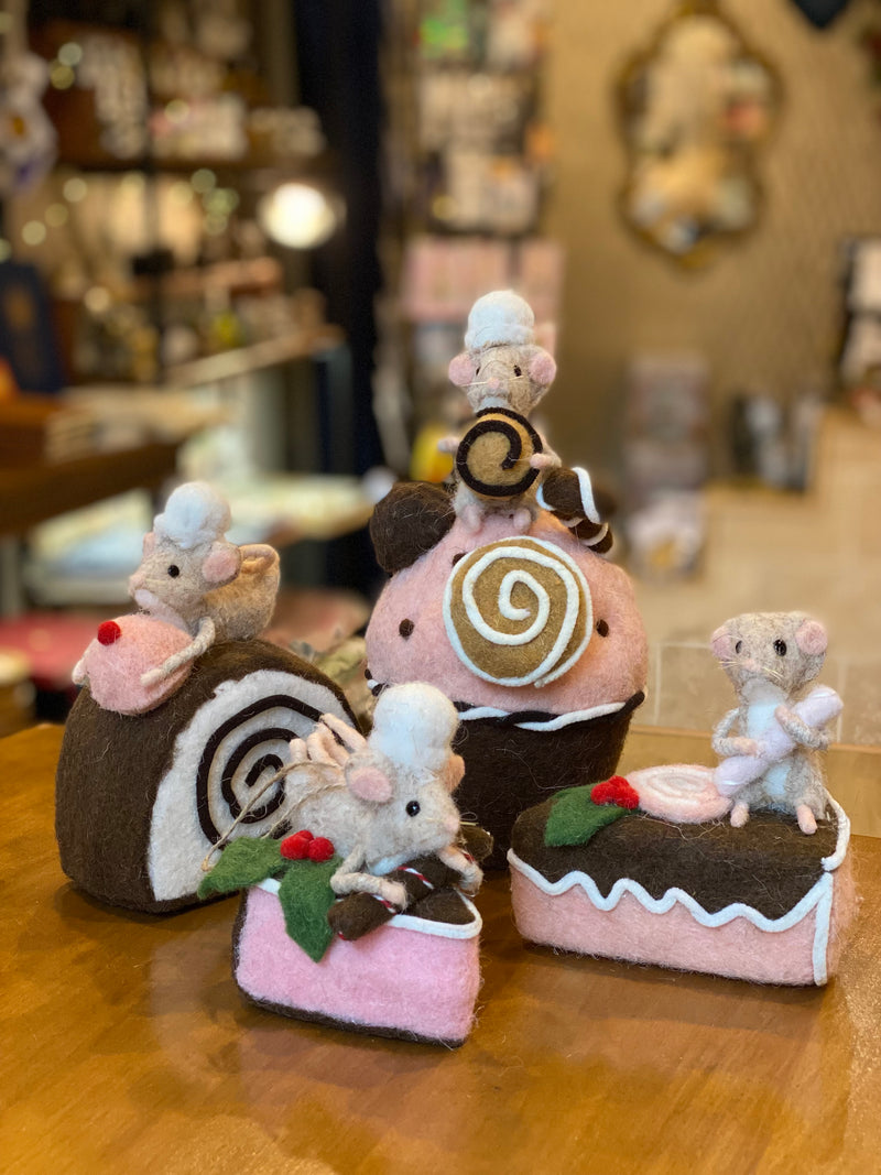 Figurines de Noël en laine feutrée, souris pâtissières sur gâteaux et bûche