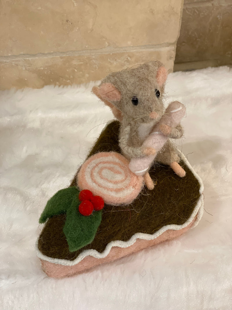 Figurine de Noël en laine feutrée, souris assise sur une part de gâteau avec houx et glaçage