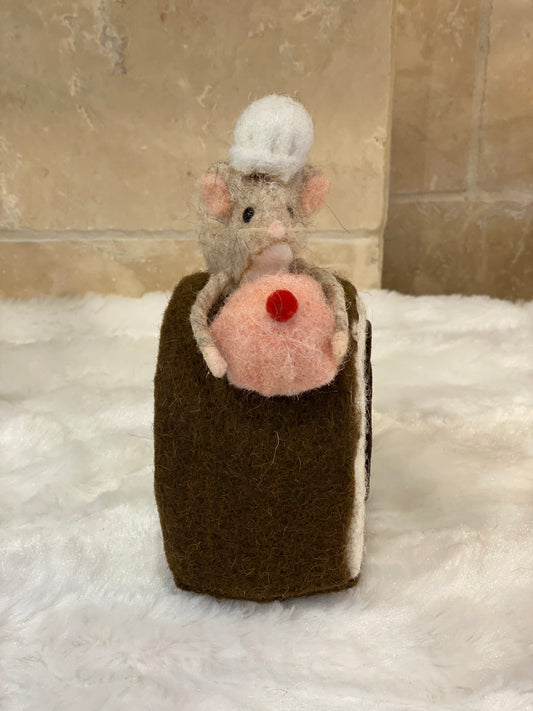 Figurine de Noël en laine feutrée, souris à toque blanche assise sur une bûche pâtissière