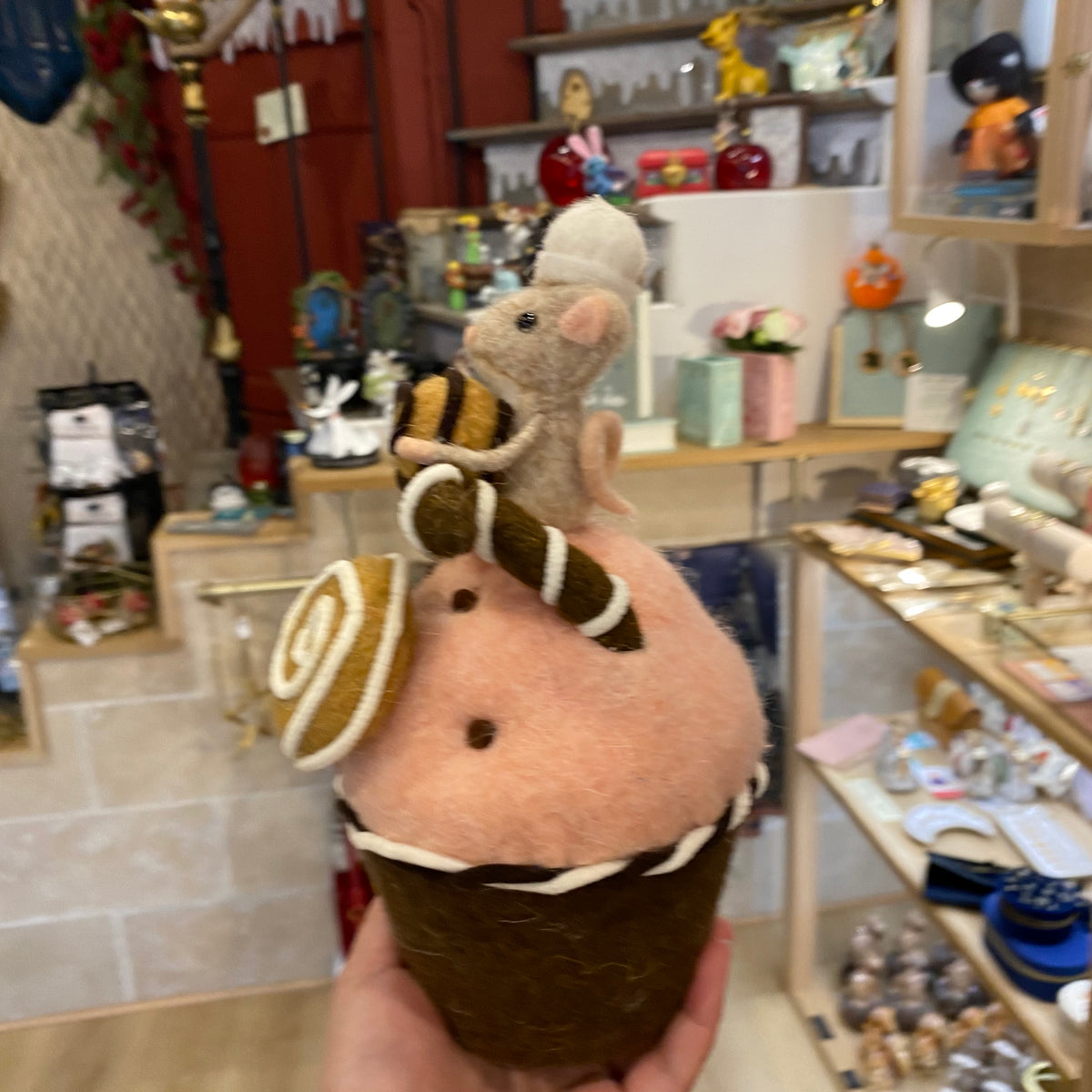 Cupcake en laine feutrée chocolat et rose poudré surmonté d'une petite souris pâtissière