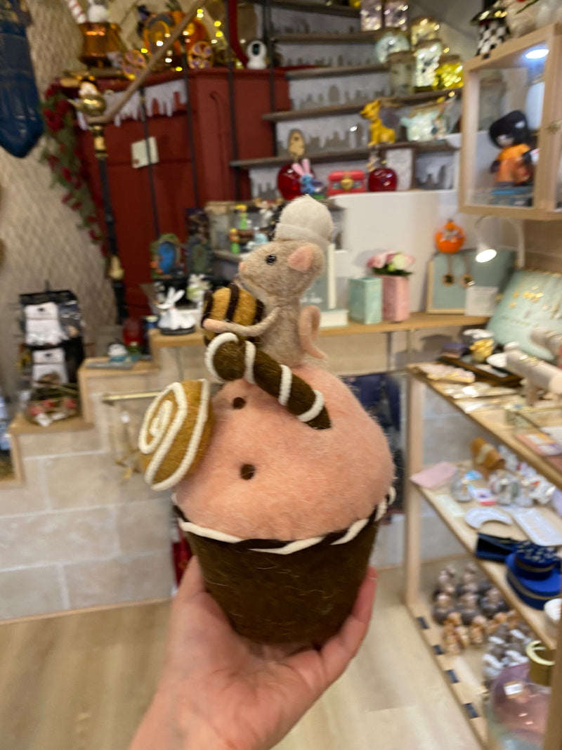 Cupcake en laine feutrée chocolat et rose poudré surmonté d'une petite souris pâtissière