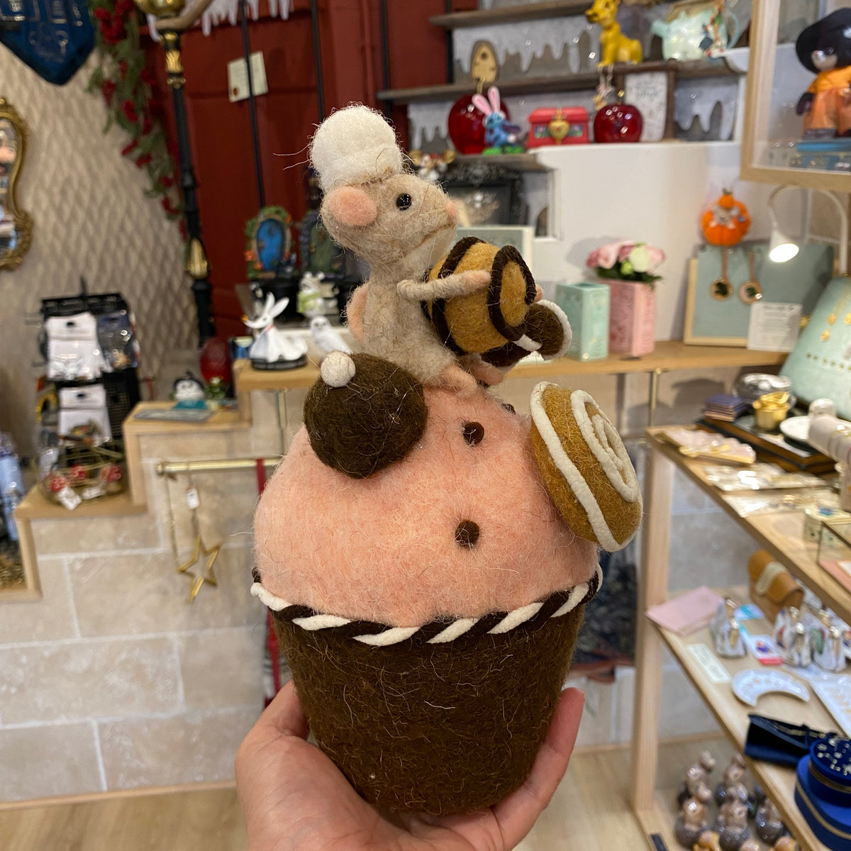Cupcake en laine feutrée chocolat et rose poudré surmonté d'une petite souris pâtissière