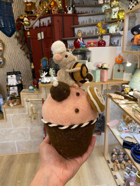 Cupcake en laine feutrée chocolat et rose poudré surmonté d'une petite souris pâtissière