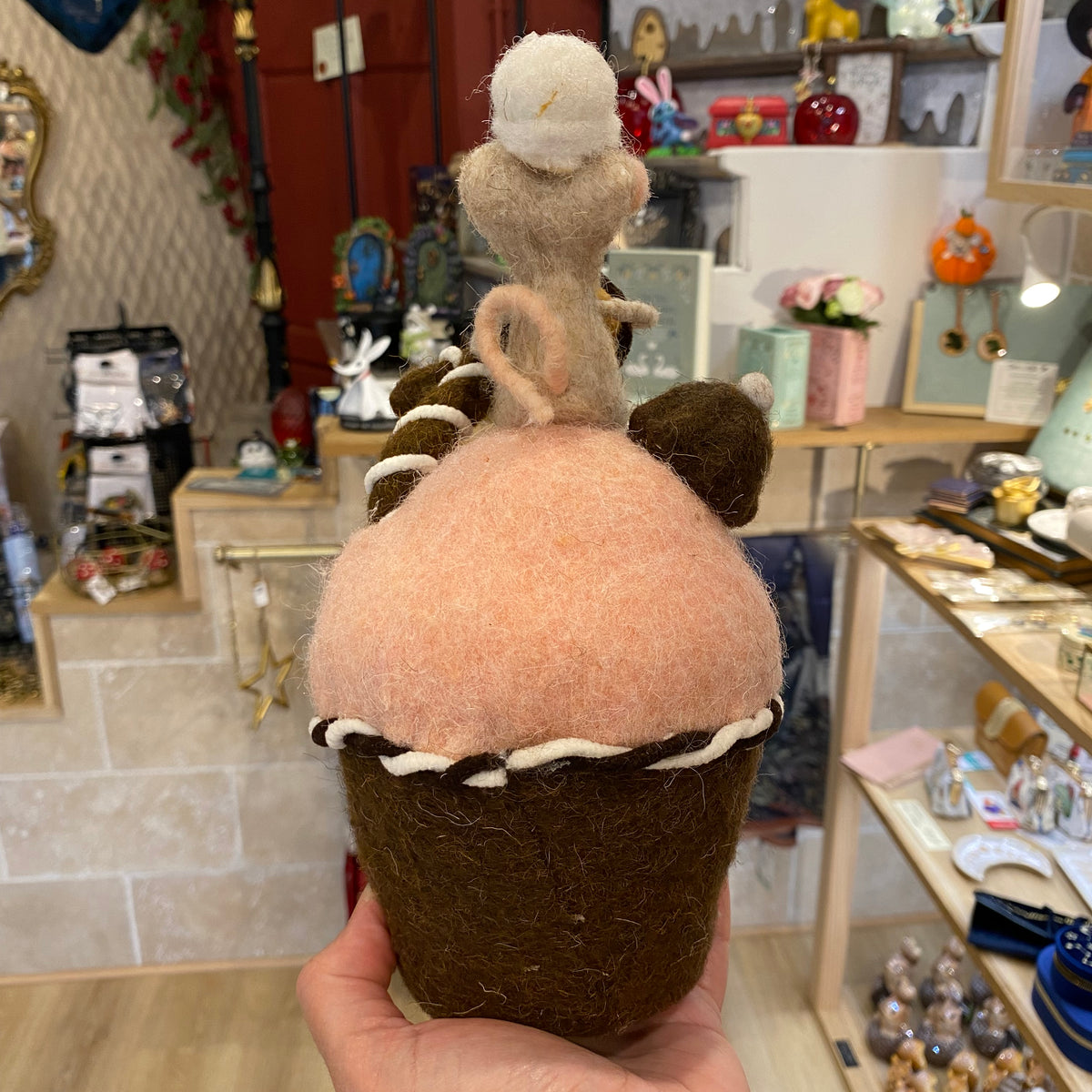 Cupcake en laine feutrée chocolat et rose poudré surmonté d'une petite souris pâtissière