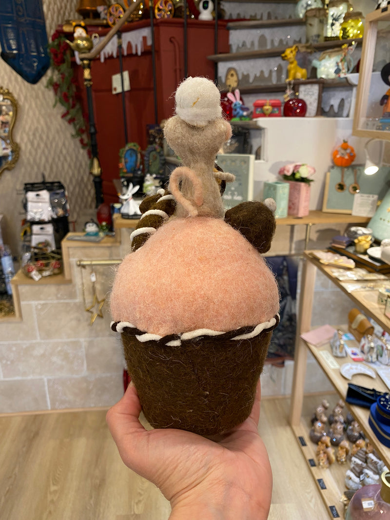 Cupcake en laine feutrée chocolat et rose poudré surmonté d'une petite souris pâtissière