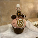 Cupcake en laine feutrée chocolat et rose poudré surmonté d'une petite souris pâtissière