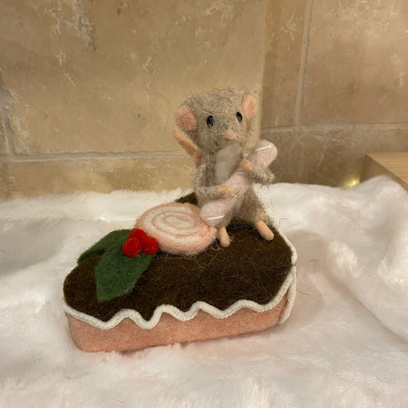 Figurine de Noël en laine feutrée, souris assise sur une part de gâteau avec houx et glaçage