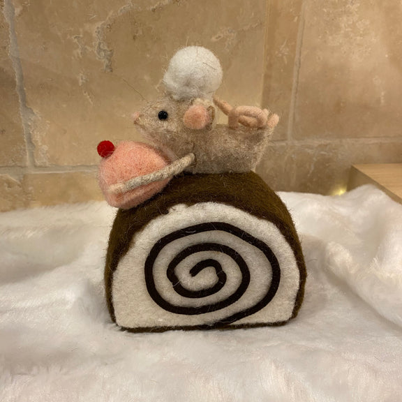 Figurine de Noël en laine feutrée, souris à toque blanche assise sur une bûche pâtissière