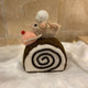 Figurine de Noël en laine feutrée, souris à toque blanche assise sur une bûche pâtissière