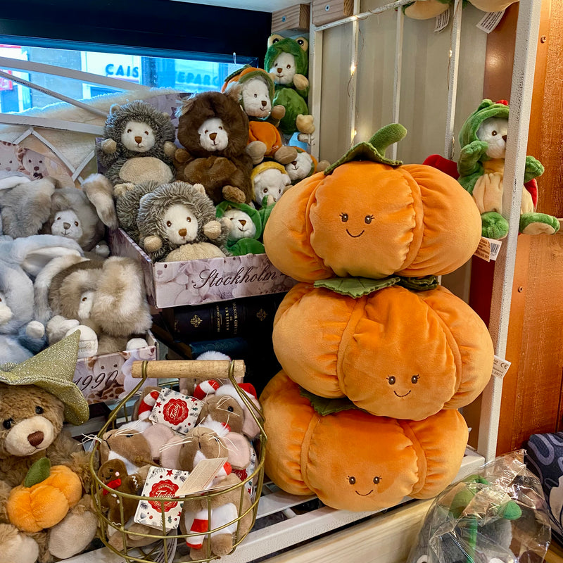 Peluche citrouille orange Bukowski de 25 cm avec sourire brodé et feuilles en tissu vert