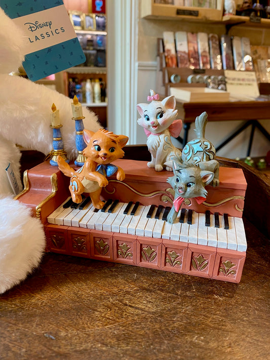 Figurine Disney Traditions Jim Shore des Aristochats Marie, Berlioz et Toulouse sur le piano