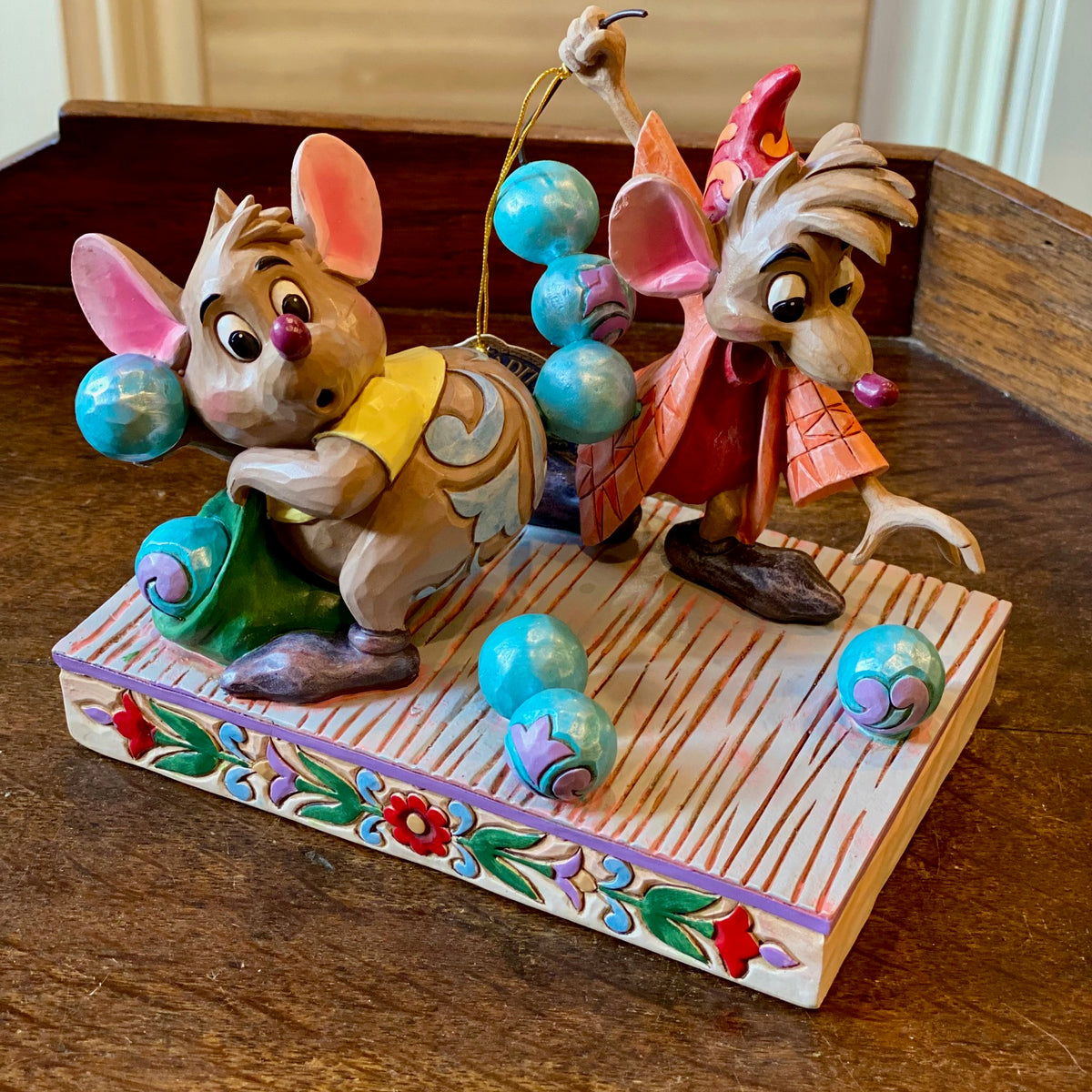 Figurine Disney Traditions Jim Shore, souris Gus et Jaq de Cendrillon avec collier de perles turquoise