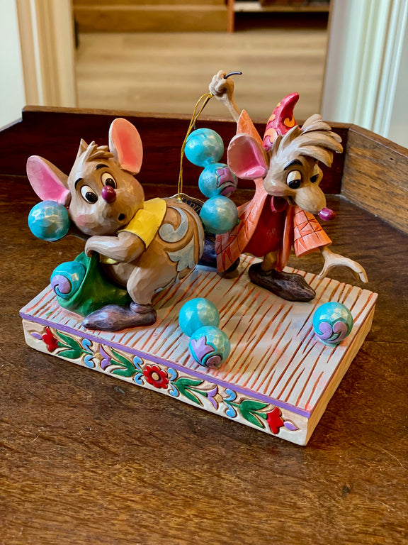 Figurine Disney Traditions Jim Shore, souris Gus et Jaq de Cendrillon avec collier de perles turquoise