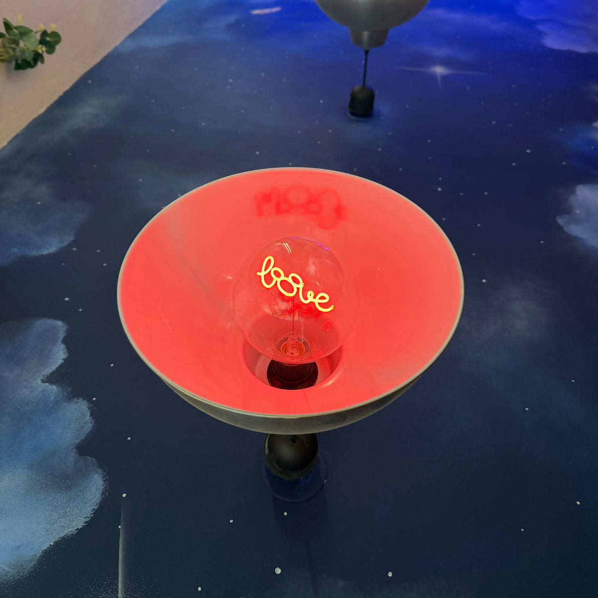 Ampoule LED néon Disney Mickey Love, filament lumineux dans un large globe en verre transparent