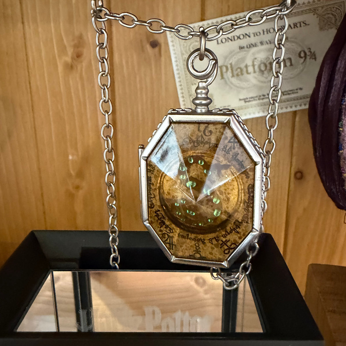 Réplique Médaillon de Salazar Serpentard Noble Collection présentée dans son coffret