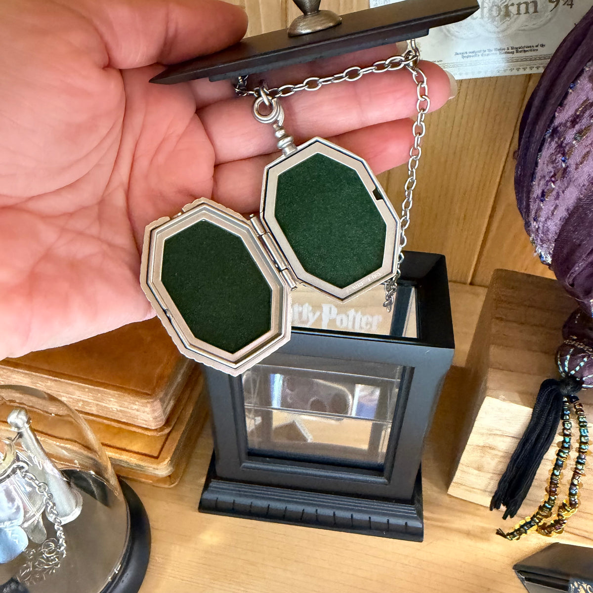 Réplique Médaillon de Salazar Serpentard Noble Collection présentée dans son coffret
