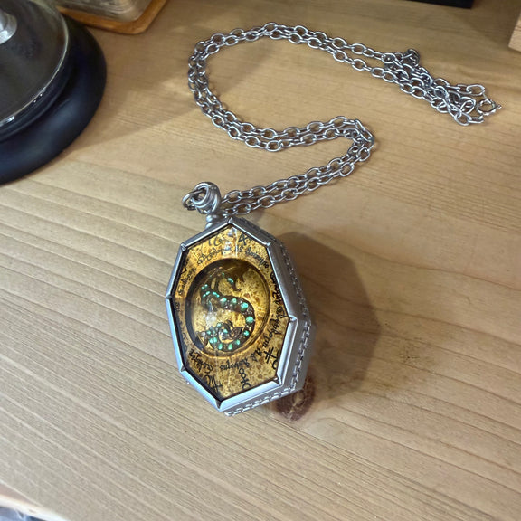 Réplique Médaillon de Salazar Serpentard Noble Collection présentée dans son coffret