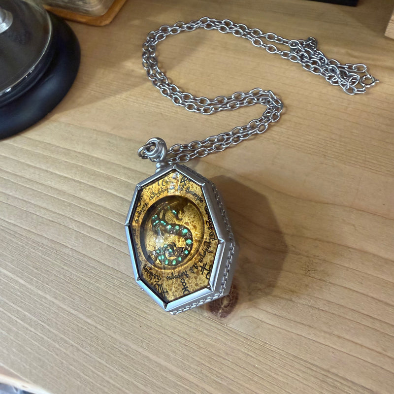 Réplique Médaillon de Salazar Serpentard Noble Collection présentée dans son coffret