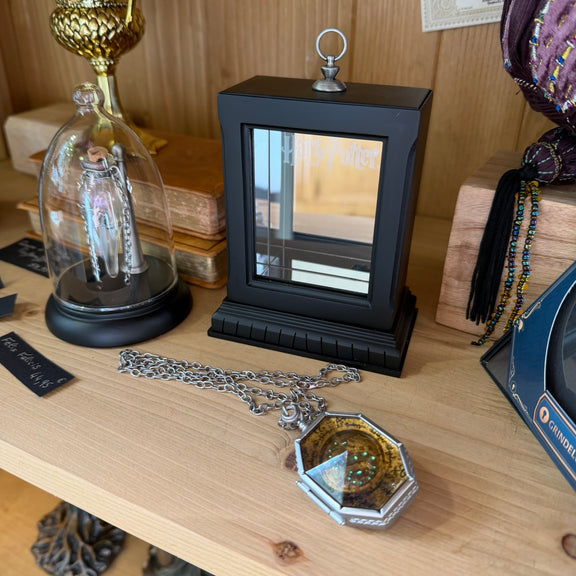 Réplique Médaillon de Salazar Serpentard Noble Collection présentée dans son coffret