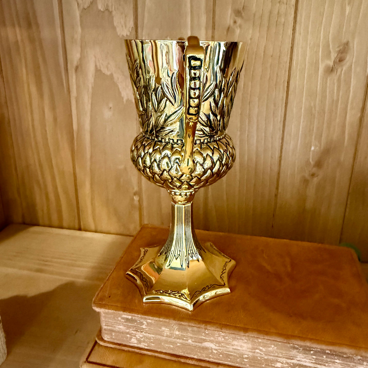Réplique Coupe de Helga Poufsouffle Noble Collection, blaireau sculpté et ornements dorés