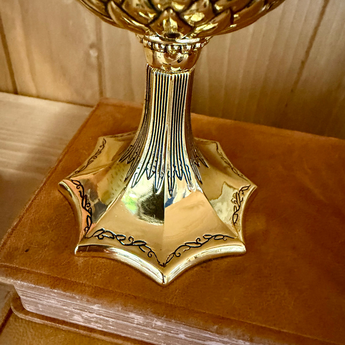 Réplique Coupe de Helga Poufsouffle Noble Collection, blaireau sculpté et ornements dorés