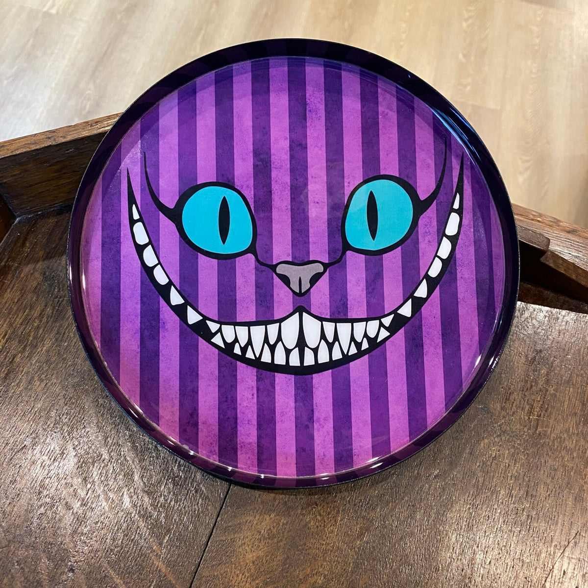 Plateau rond en métal violet rayé 20 cm avec le Chat du Cheshire, Alice au Pays des Merveilles