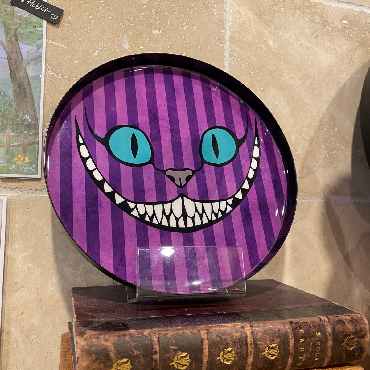 Plateau rond en métal violet rayé 20 cm avec le Chat du Cheshire, Alice au Pays des Merveilles