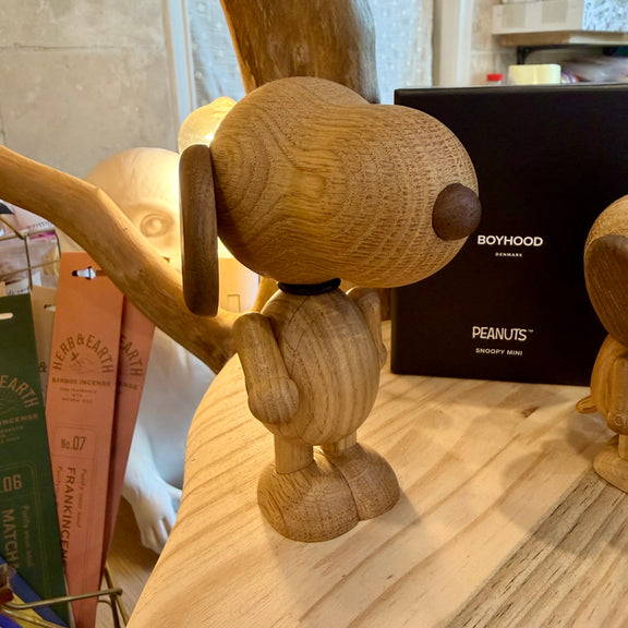 Figurine Snoopy petit modèle en chêne blanc européen, design minimaliste Boyhood, univers Peanuts