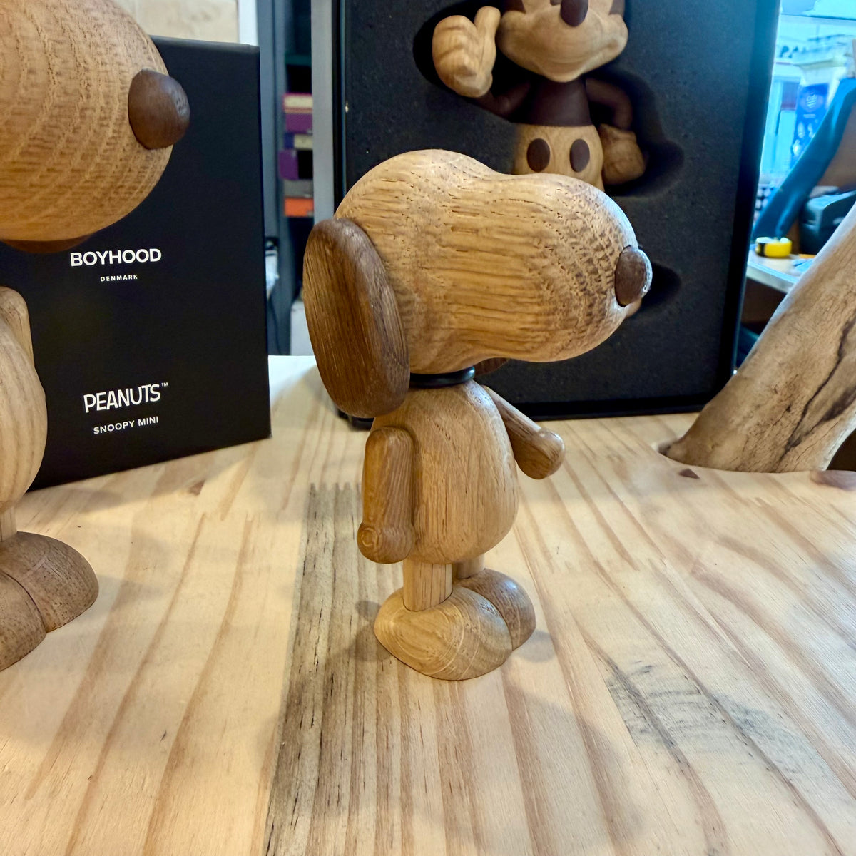 Figurine Snoopy mini en chêne blanc Boyhood, version miniature en bois du beagle de Peanuts
