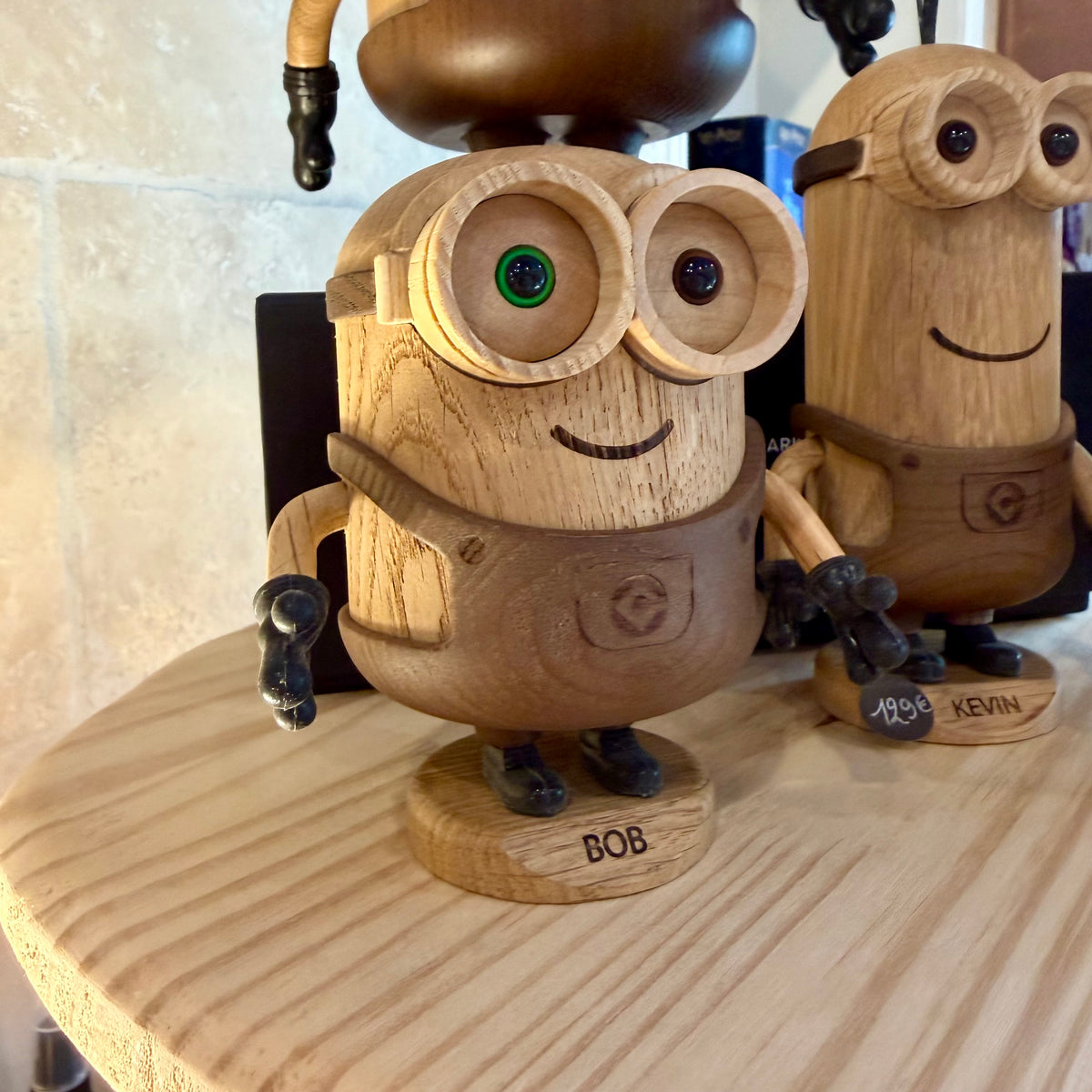 Figurine Bob des Minions petit modèle en chêne blanc et chêne fumé, design Boyhood