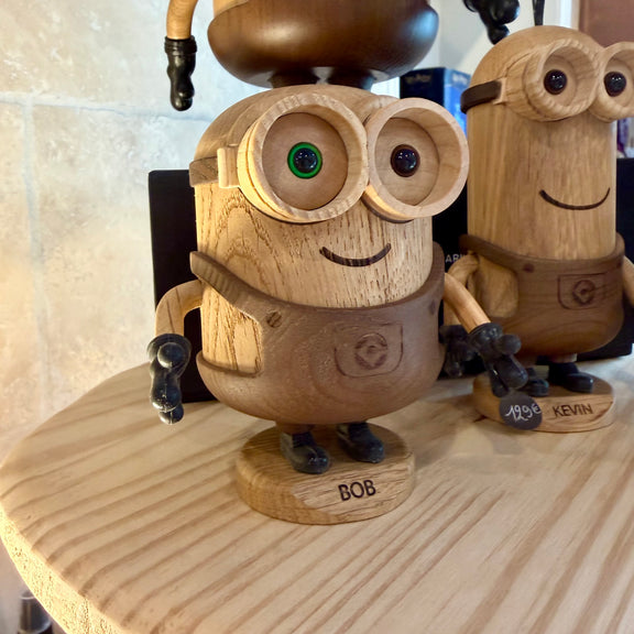 Figurine Bob des Minions petit modèle en chêne blanc et chêne fumé, design Boyhood