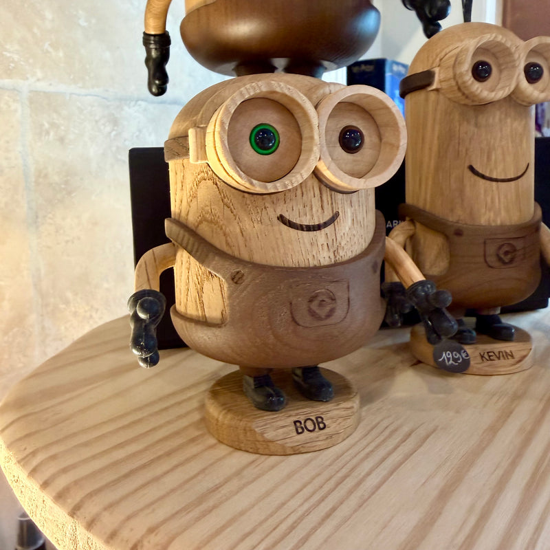 Figurine Bob des Minions petit modèle en chêne blanc et chêne fumé, design Boyhood