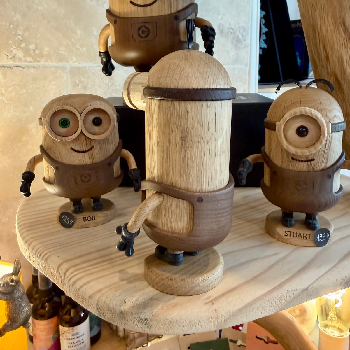 Figurine Kevin des Minions petit modèle en chêne blanc et chêne fumé, design Boyhood