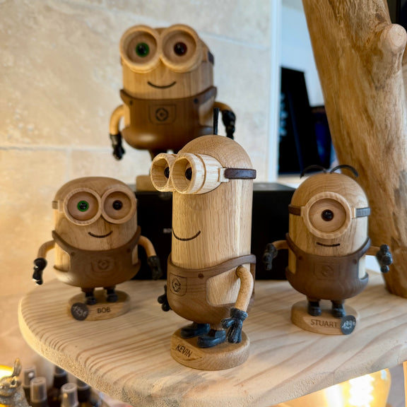 Figurine Kevin des Minions petit modèle en chêne blanc et chêne fumé, design Boyhood