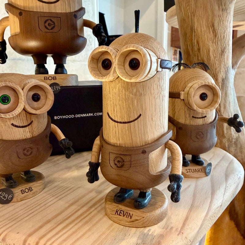 Figurine Kevin des Minions petit modèle en chêne blanc et chêne fumé, design Boyhood