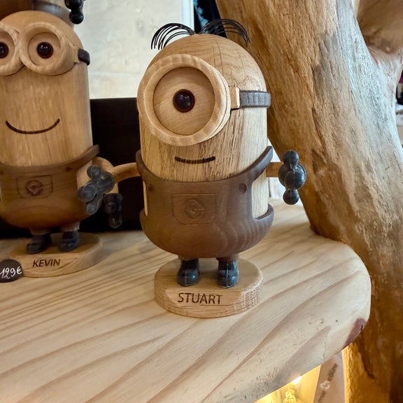 Figurine Stuart des Minions petit modèle en chêne blanc et chêne fumé, design Boyhood