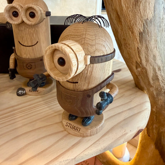 Figurine Stuart des Minions petit modèle en chêne blanc et chêne fumé, design Boyhood