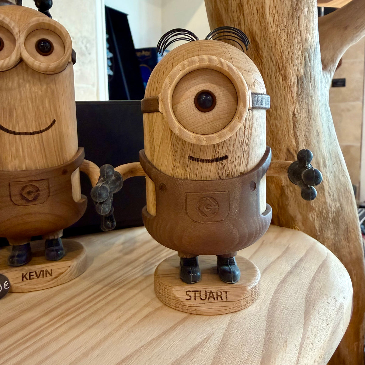 Figurine Stuart des Minions petit modèle en chêne blanc et chêne fumé, design Boyhood