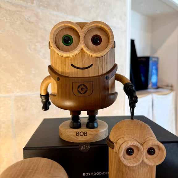 Figurine Bob des Minions grand modèle en chêne blanc et chêne fumé, design Boyhood