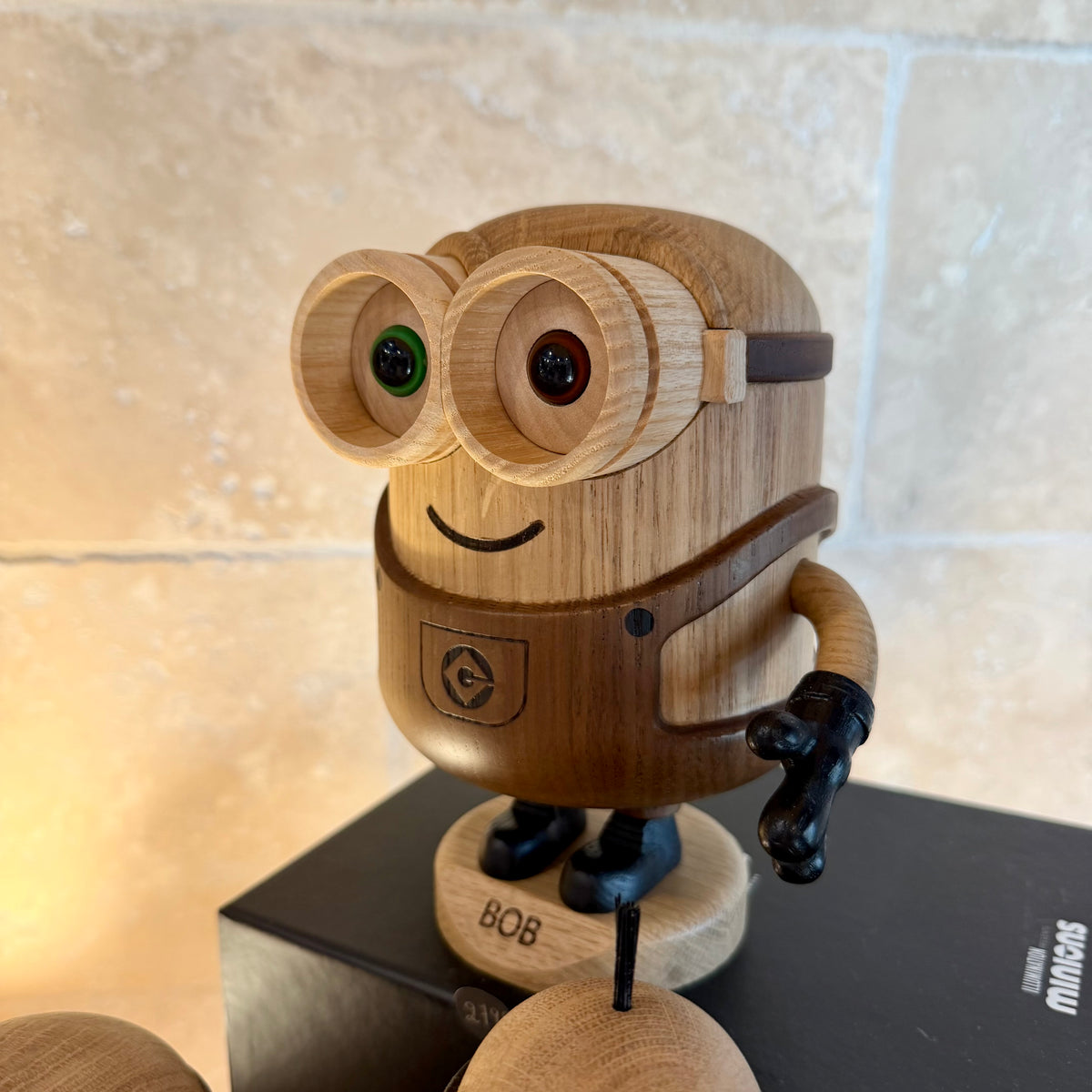 Figurine Bob des Minions grand modèle en chêne blanc et chêne fumé, design Boyhood