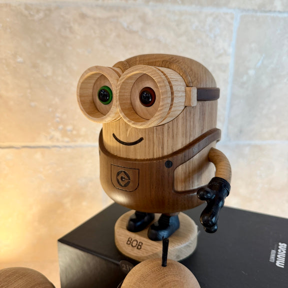 Figurine Bob des Minions grand modèle en chêne blanc et chêne fumé, design Boyhood