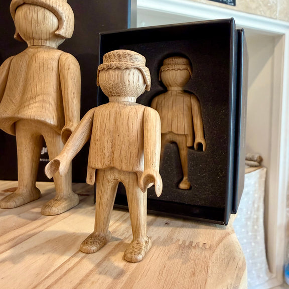 Figurine Playmobil mini en chêne blanc Boyhood, réinterprétation en bois du personnage des années 1970